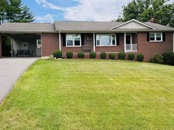4508 Newbern Heights Dr, Pulaski, VA 24301