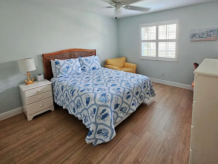 Guest room queen bed