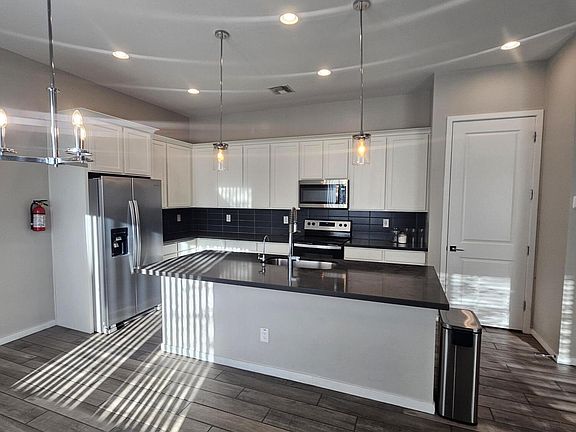 4th image of 901 S SMITH Road #1001