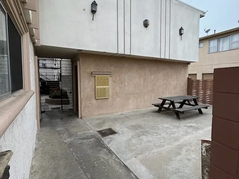 10219 Woodworth Ave — Photo 17