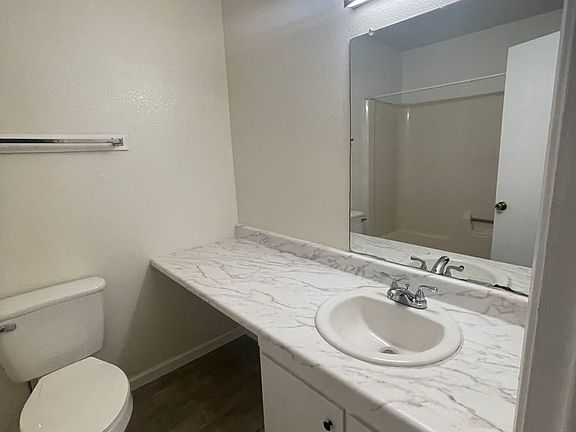 2nd image of 300-304 W Saint Anne Pl #304-B