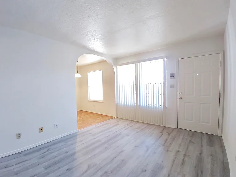 Updated Downtown 1 Bed w/ free WIFI & Gated Parking — Photo 73