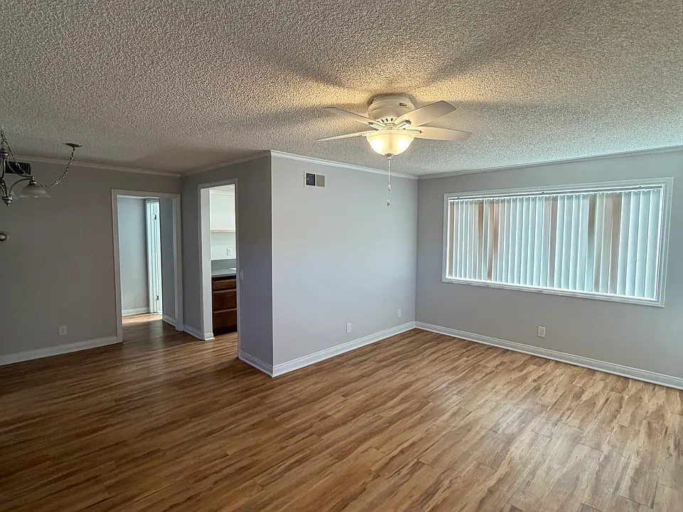 2220 W Victory Blvd #205
