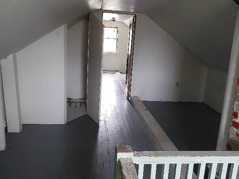 913 W 1st St — Photo 8