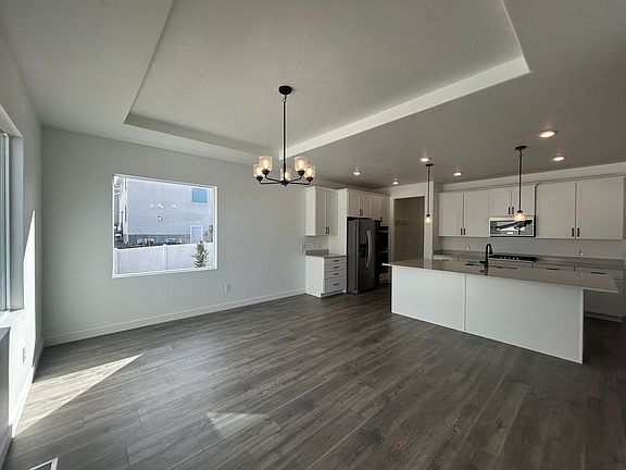 5th image of 284 W Saddlebrook Dr