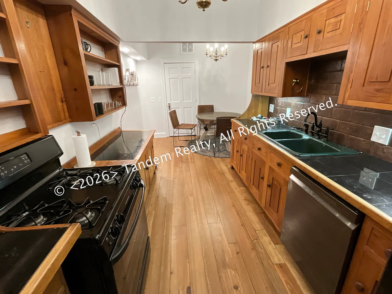 3 bed, 2.5 bath, 2600 sqft, $6,750 — Photo 4