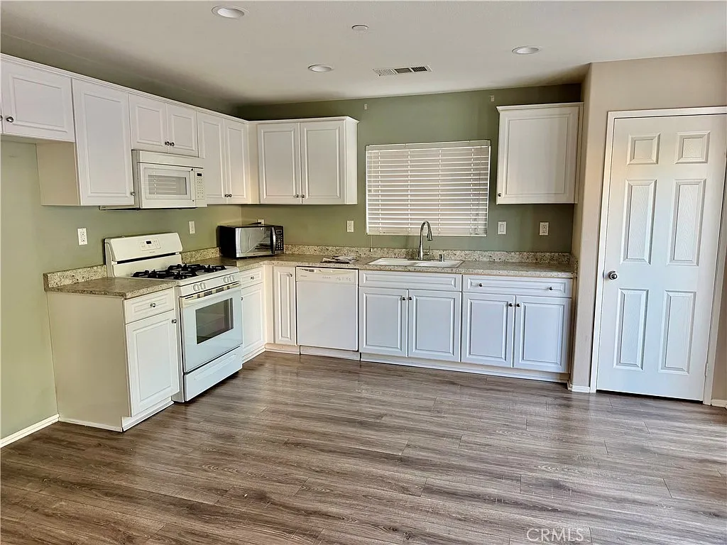 4 bed, 2236 sqft, $3,650 — Photo 3