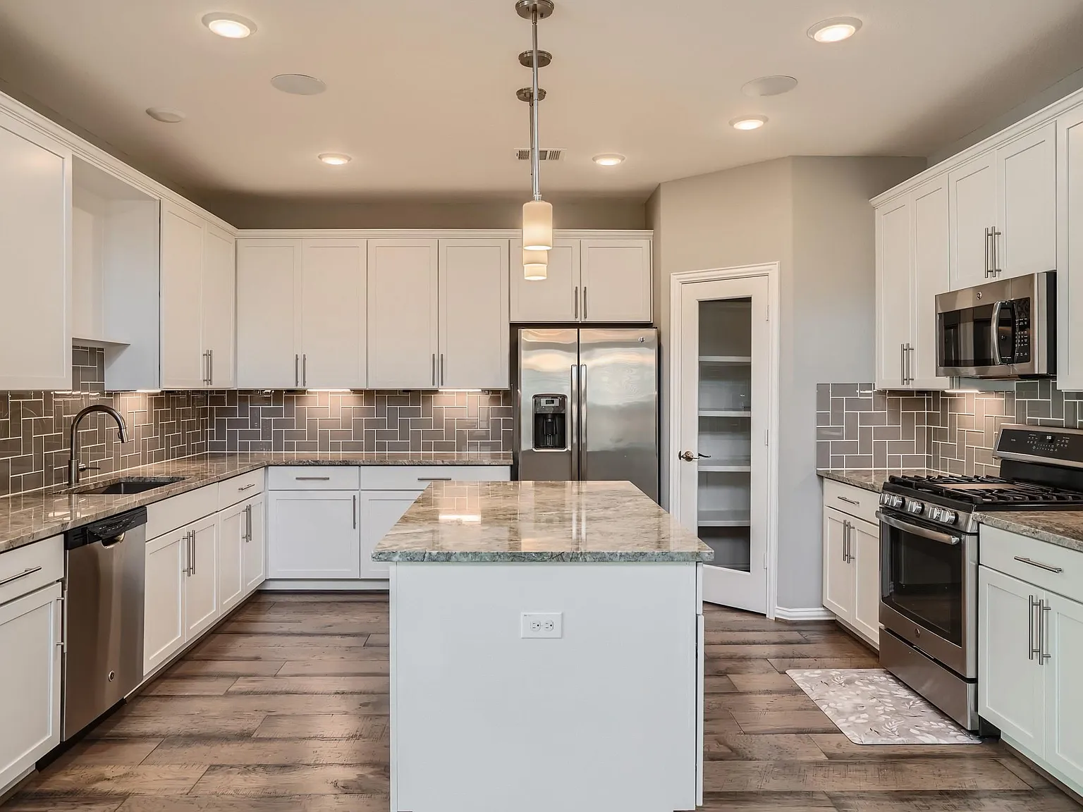 4 bed, 3.5 bath, 3080 sqft, $3,300 — Photo 3
