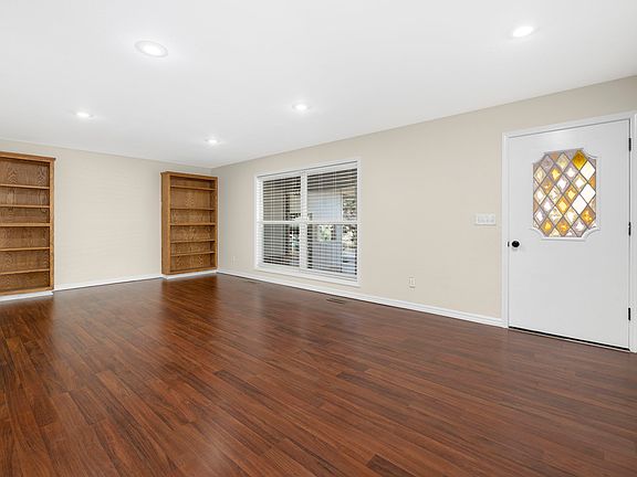 4th image of 6 Hartsfield Ln