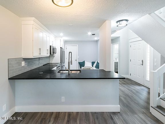 5th image of 329 Sherry Dr
