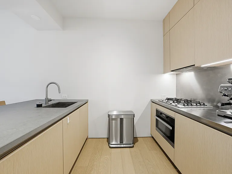 251 W 14th St #5C — Photo 10