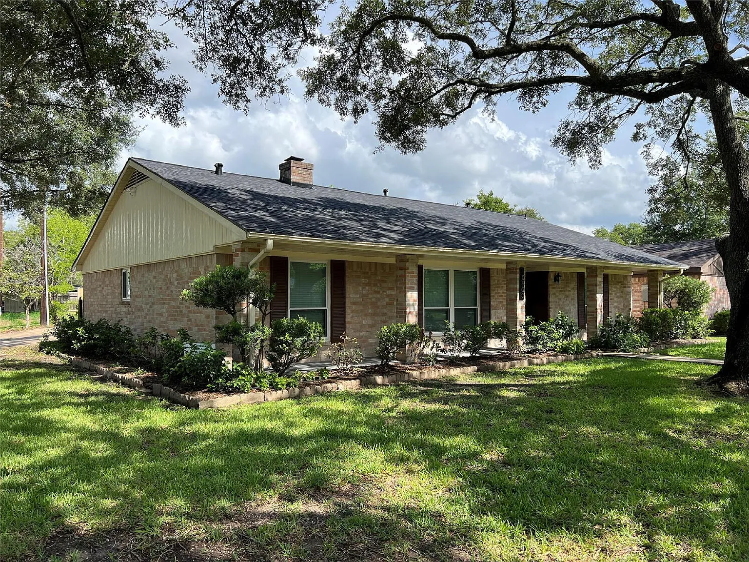 3 bed, 2.0 bath, 2083 sqft, $2,500 — Photo 2