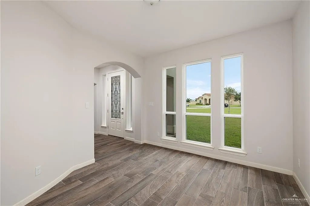 6 bed, 2.5 bath, 3852 sqft, $4,000 — Photo 4