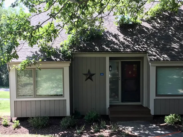 101 Plum Cove Dr, Galena, IL 61036