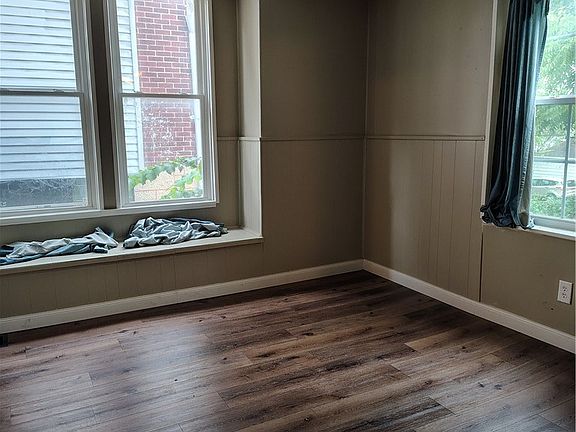 5th image of 1519 Victoria Ave