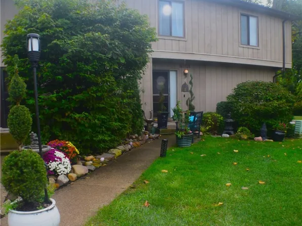 7390 Creekwood Dr, North Royalton, OH 44133