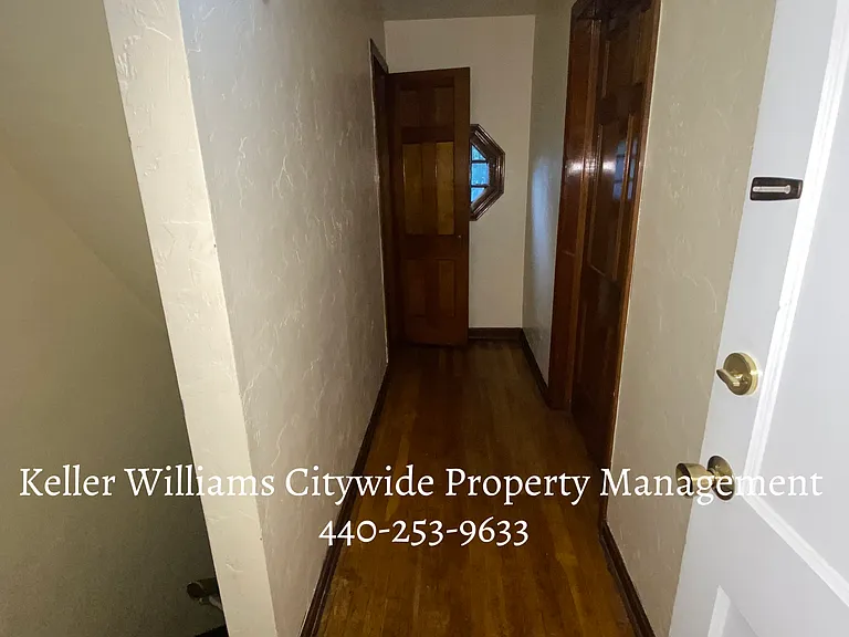 Second floor 2 bedroom 1 bath West Cleveland — Photo 14