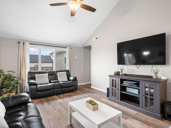 4th image of 205 W Cambridge Dr