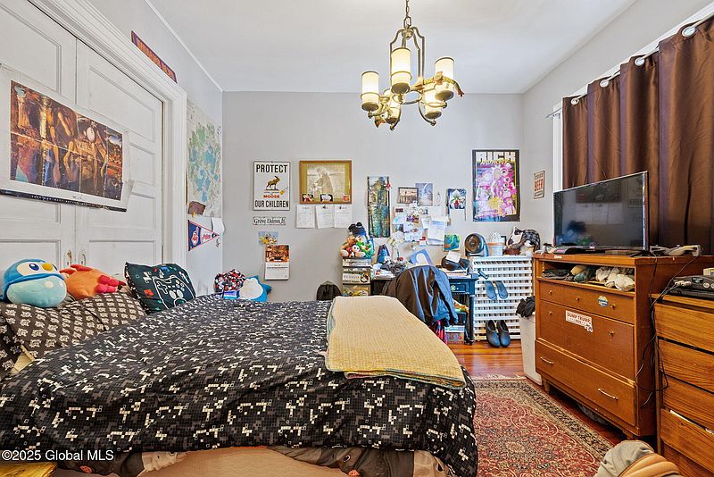 4th image of 858 Union Street