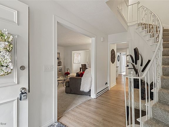 5th image of 14 Meadowlawn Dr Unit 9