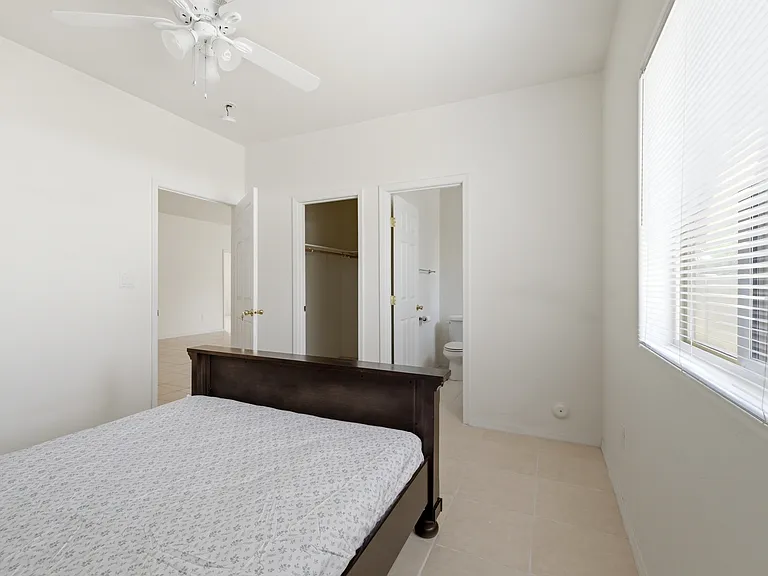512 W Brown St — Photo 14