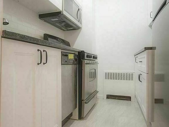 4th image of 210 E 47th St APT 8D