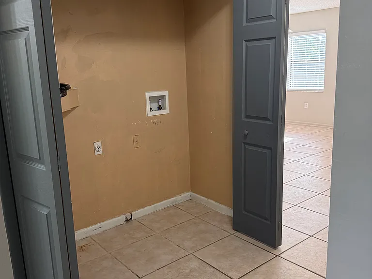 Laundry Closet with Washer & Dryer Hookup