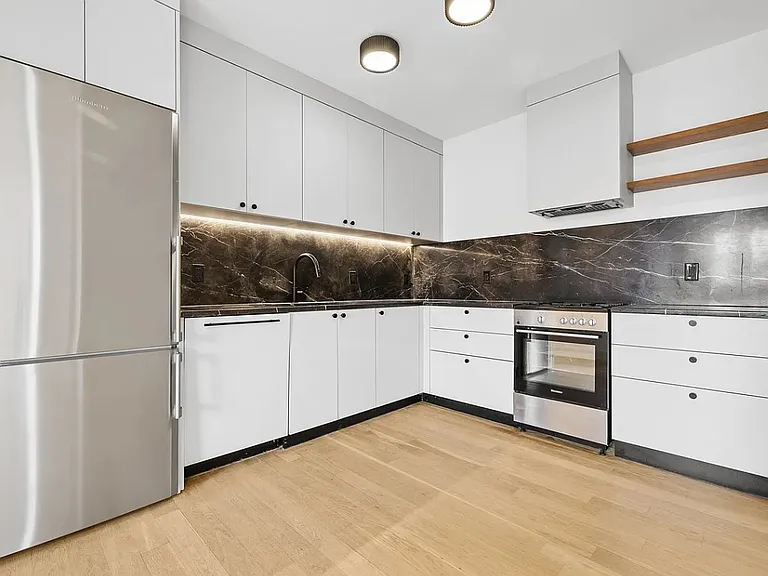 260 Gold St #421 — Photo 6