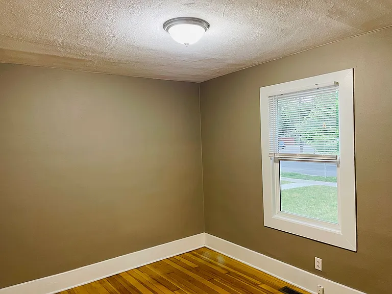 440 Lewis Ave — Photo 10