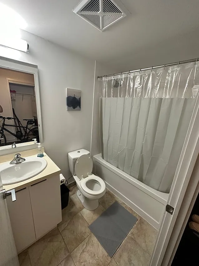 Deluxe Room without Window - York Street & Bremner Boulevard — Photo 4