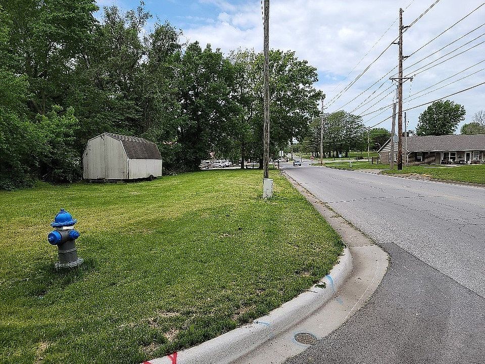 2nd image of 1827 N Main St