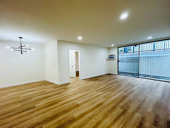 3rd image of 1827 Veteran Ave APT 26
