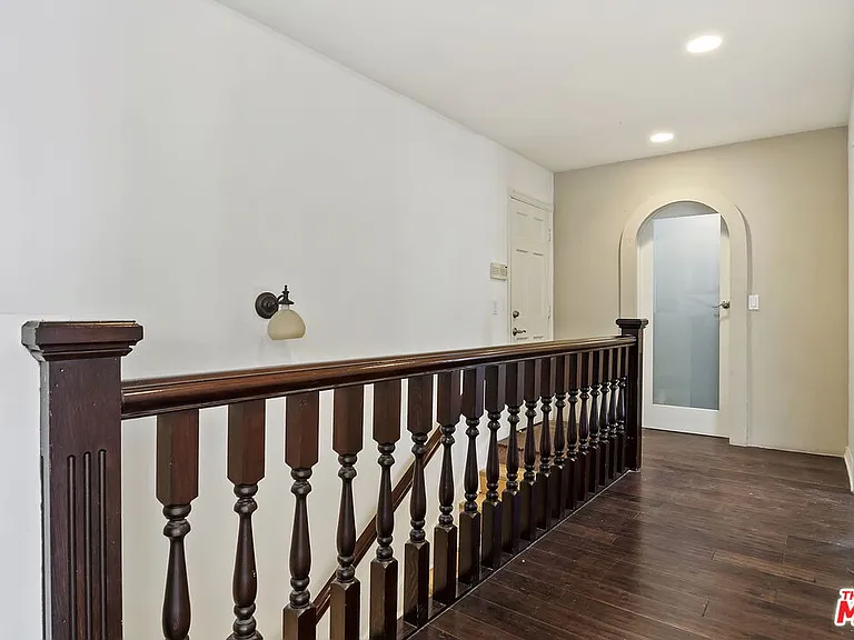 1478 Sunset Plaza Dr — Photo 10