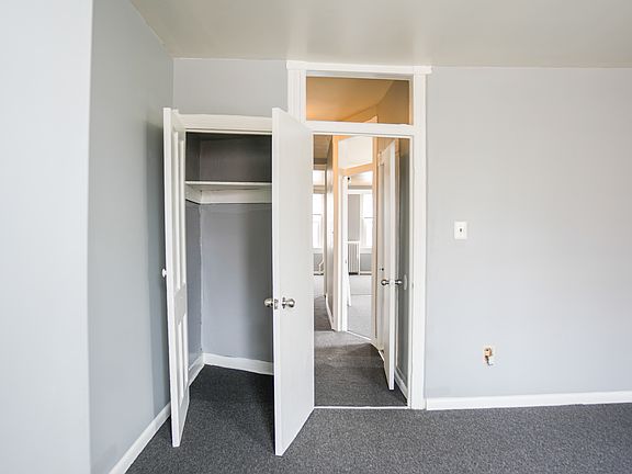 3rd image of 2600 Llewelyn Ave