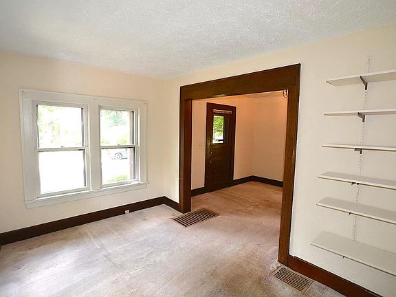 3rd image of 805 W Hill St