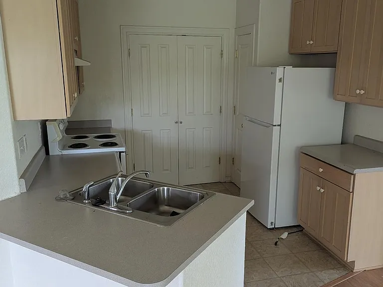 868 Lakeview Dr — Photo 4