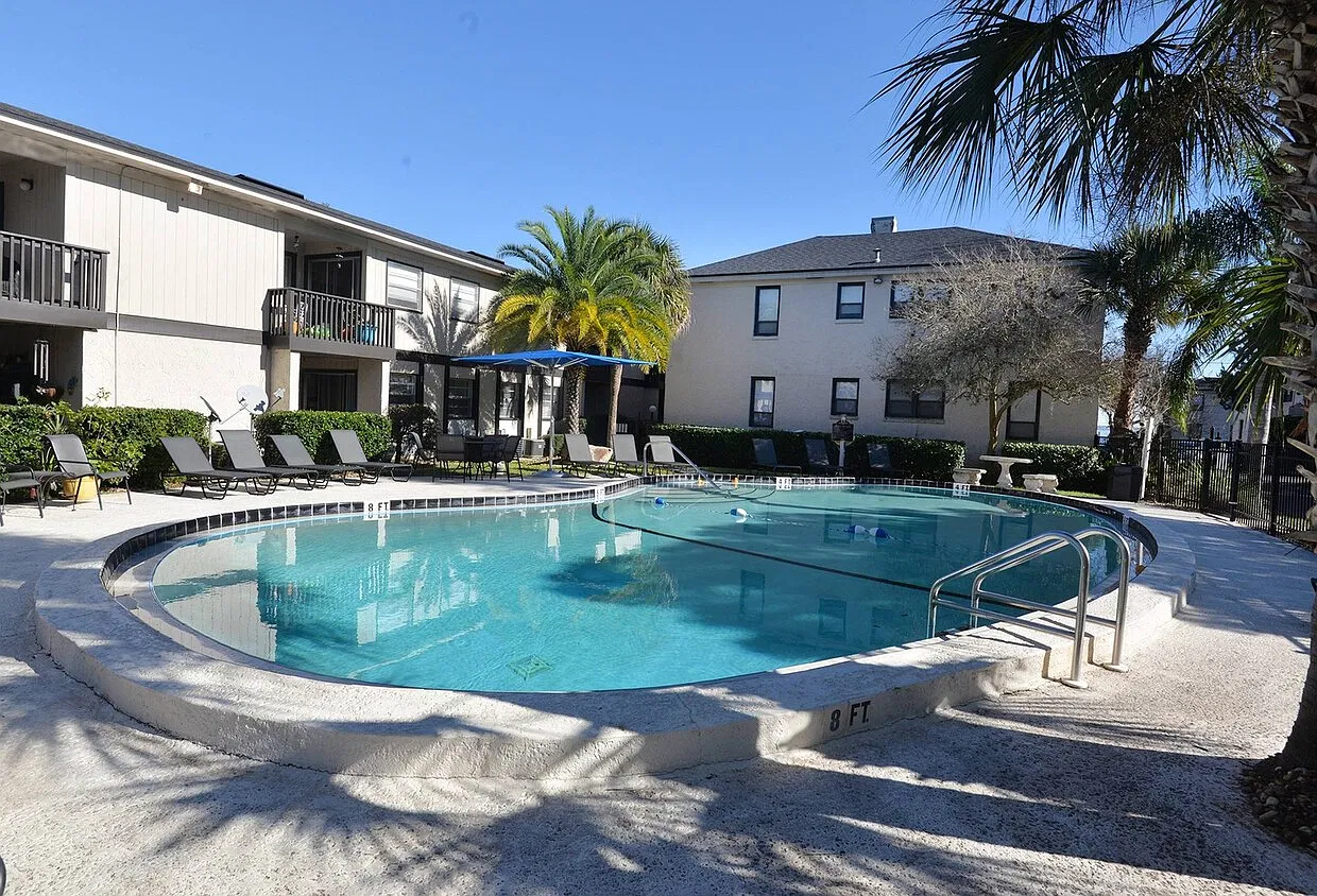 2 bed, 1.5 bath, 1250 sqft, $1,629 — Photo 2