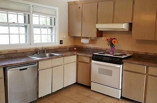 3rd image of 160 Patricia Dr