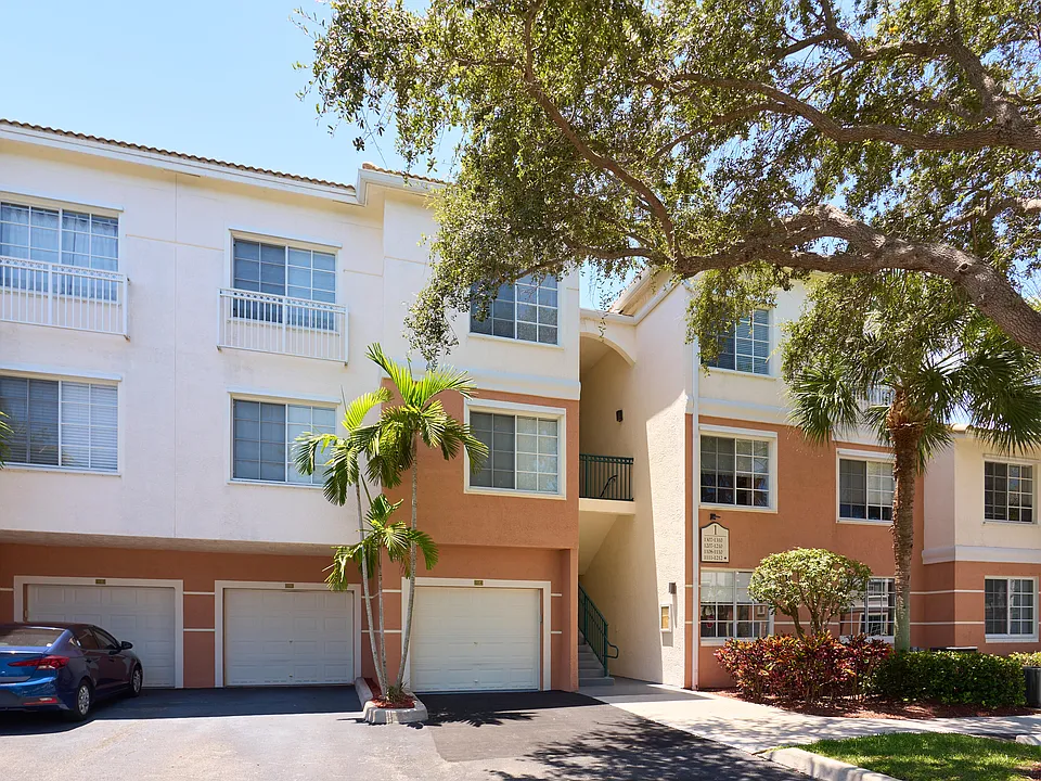 1108 Myrtlewood Cir E