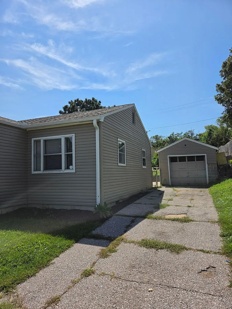 3 bed, 1 bath, 1 car garage, fenced in backyard — Photo 2