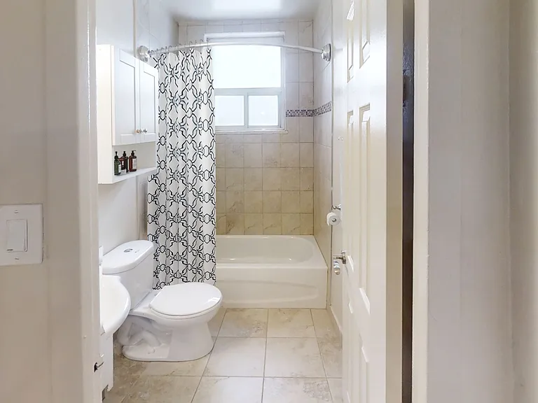 1745 Bloor St — Photo 10
