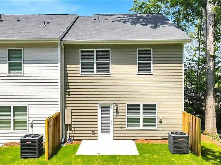 371 Lanier Cir — Photo 4