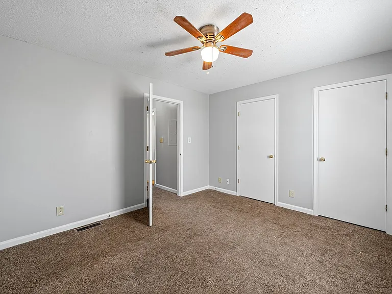 Kingsbury Dr - 923 — Photo 16