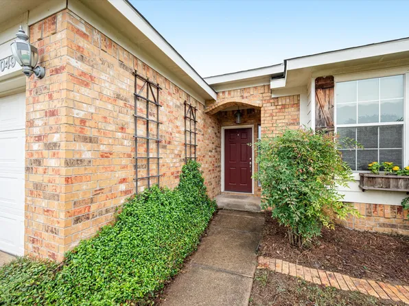1049 McKavett Dr, Fort Worth, TX 76140