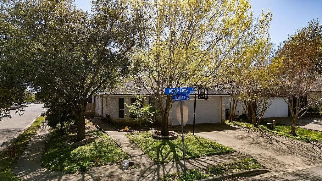 3 bed, 2.0 bath, 1247 sqft, $1,950 — Photo 2