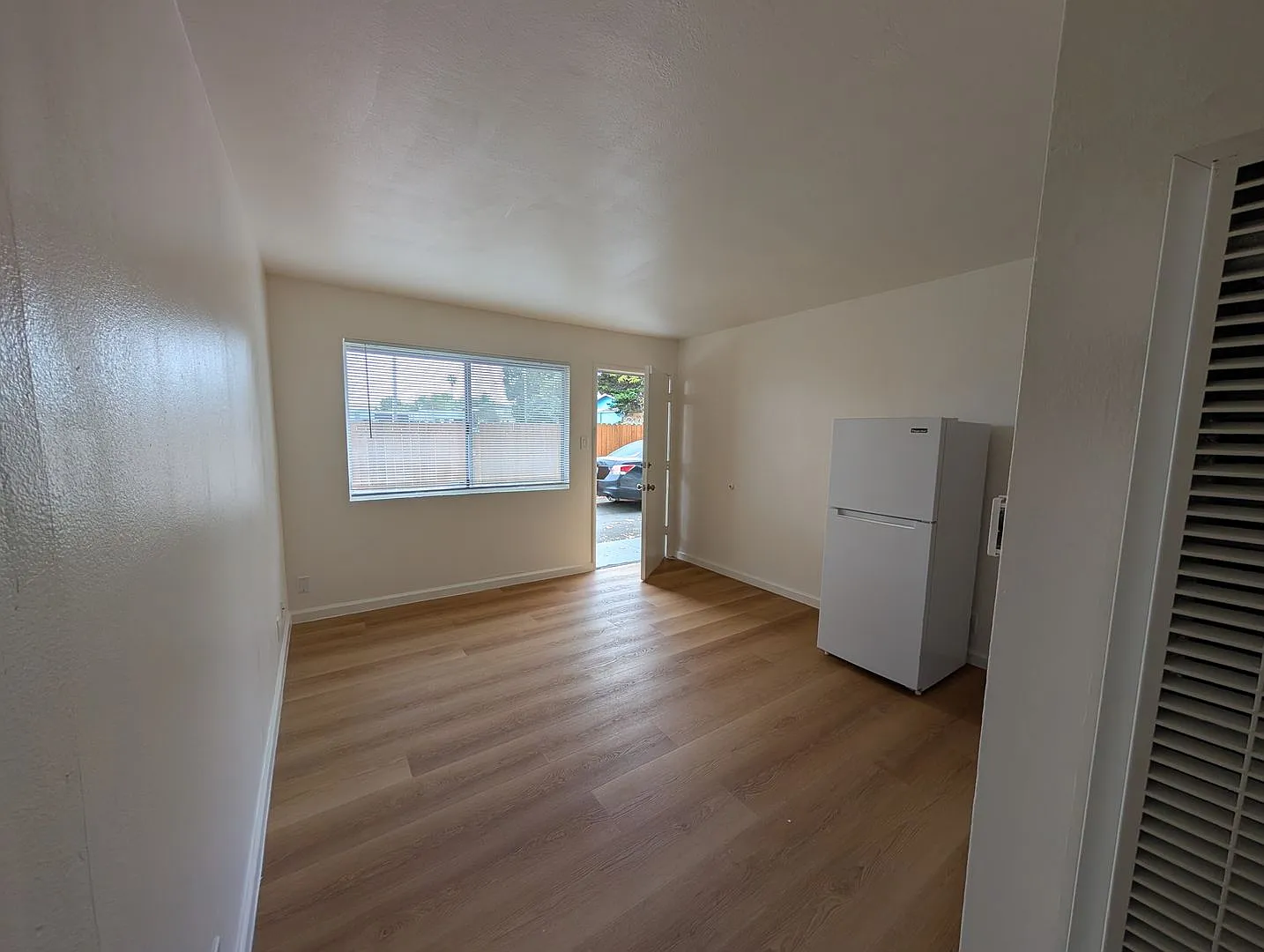 Comfortable one bedroom unit, convenient location to shopping and transportation — Photo 4