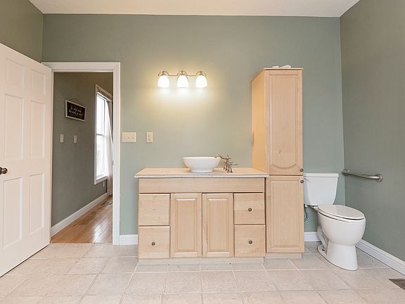 Master Bath w/ walk-in 