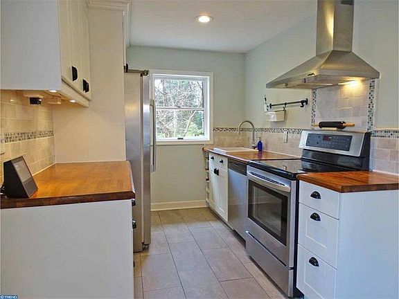 3rd image of 15 Kings Ln