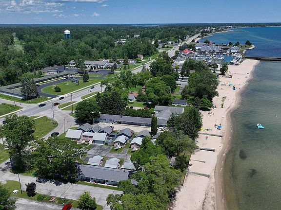 4th image of 1047 Bay Dr