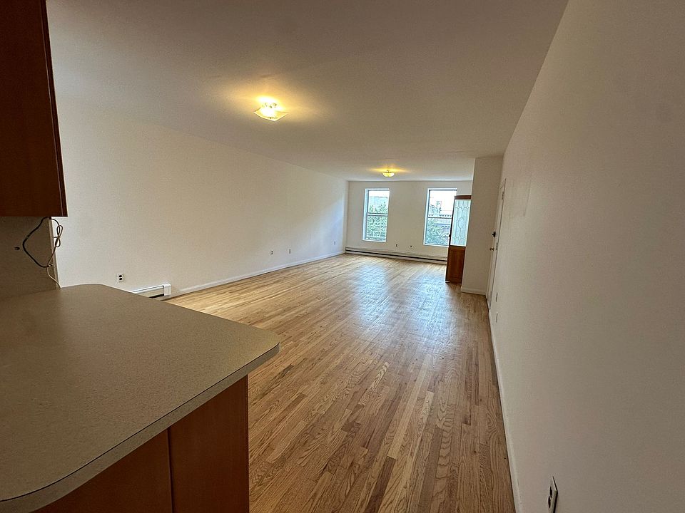 1st image of 387 Clinton St APT 3R